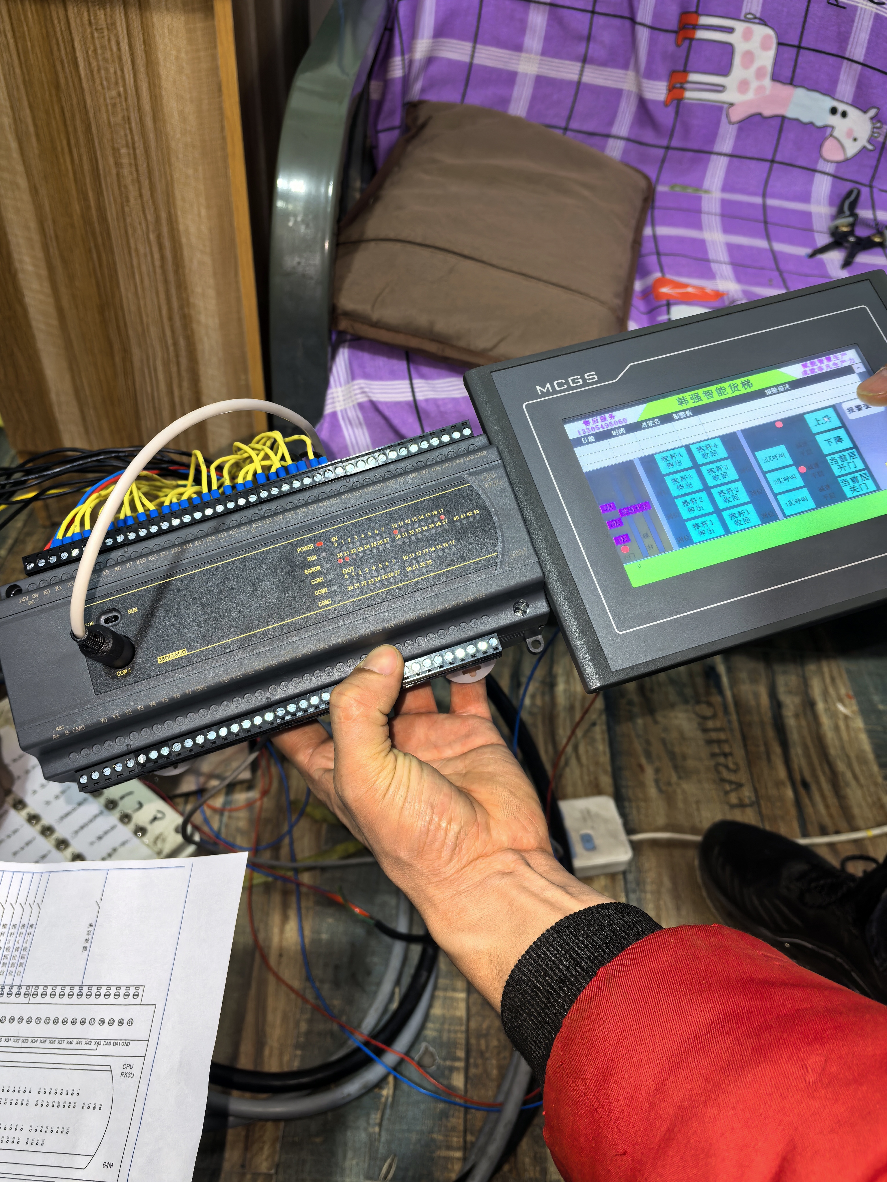 韩强智能货梯配电箱 PLC 编程：精准控制与智能升级