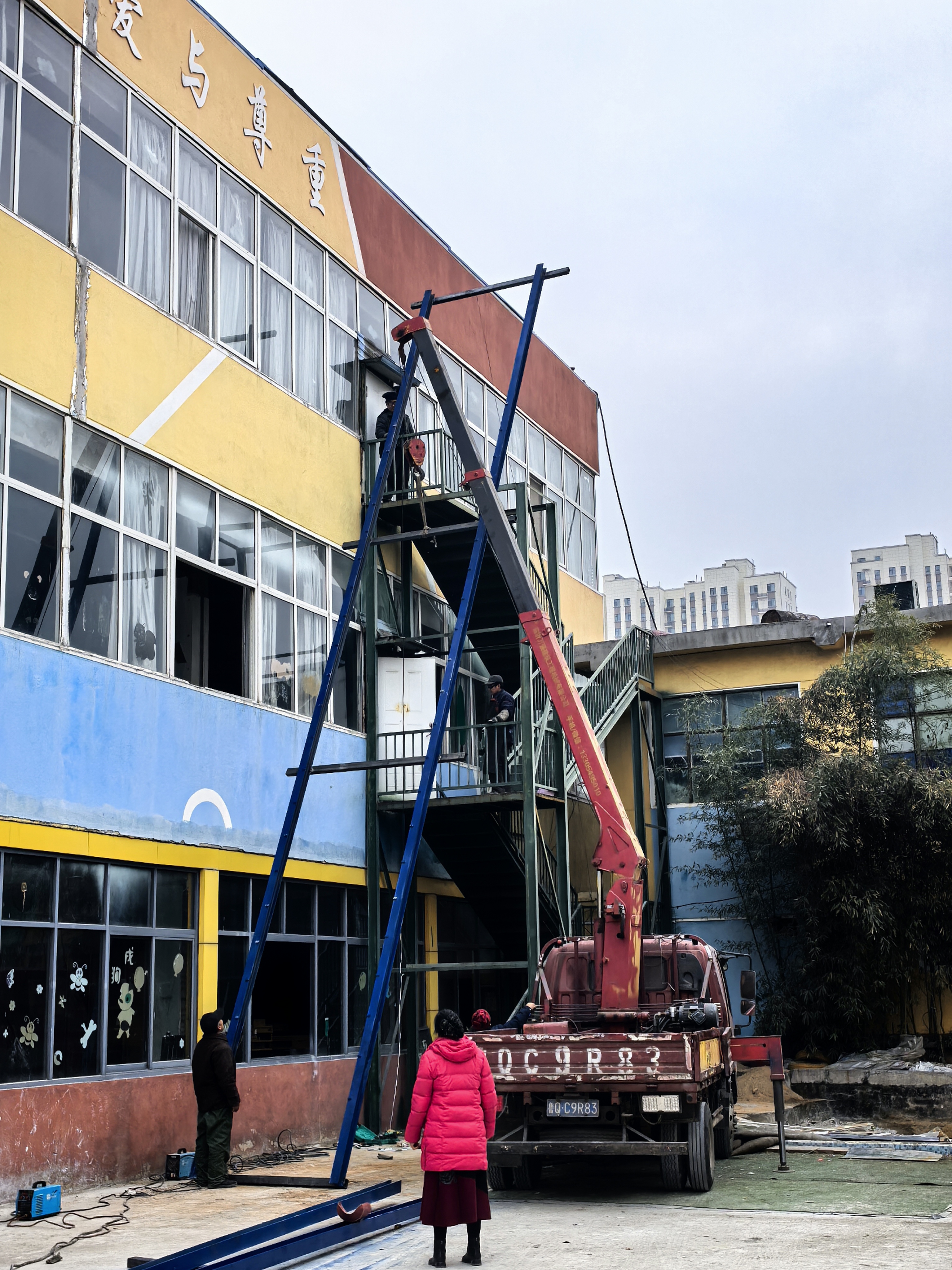 韩强智能户外电梯在感恩堂安装成功