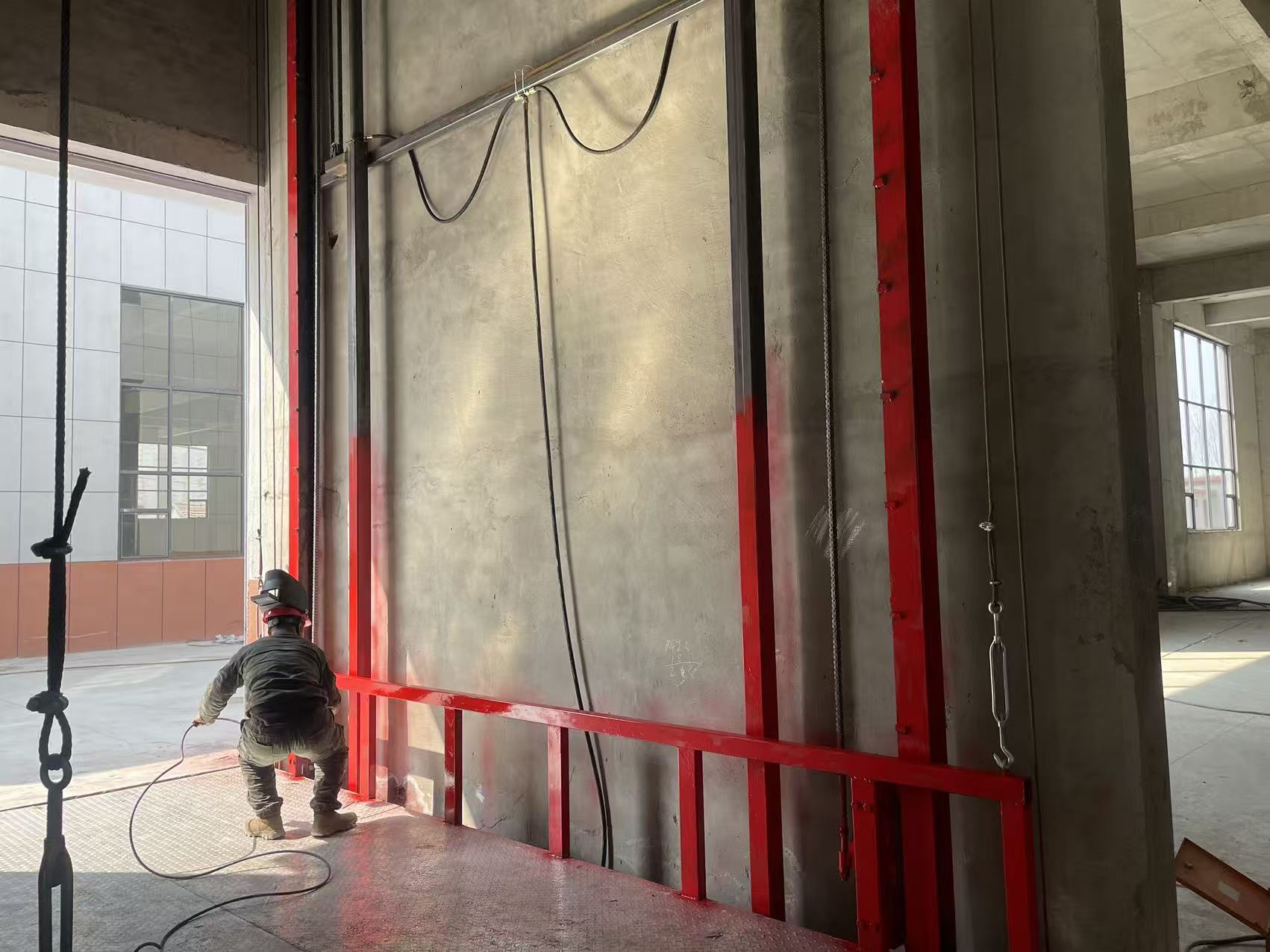 罗庄六姐妹食品厂安装两台韩强智能液压货梯